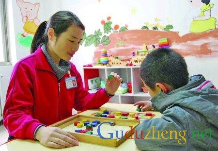 孩子，握紧妈妈的手