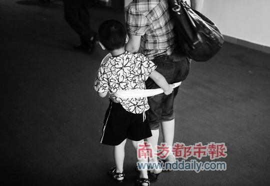 自闭症儿童康复中心,孩子用布条把自己和妈妈绑在一起。 自闭症儿童康复中心,孩子用布条把自己和妈妈绑在一起。
