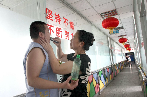 特教中心21岁的自闭症患者还要妈妈给他刮胡子