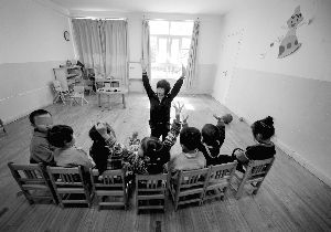 明心幼儿园,老师在给7个孤独症孩子做康复训练。本版摄影 快报记者 赵杰 明心幼儿园,老师在给7个孤独症孩子做康复训练。本版摄影 快报记者 赵杰