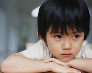 孤独症简介1：儿童孤独症是一种什么病？_什么是孤独症孤独：自己的/活动/智力