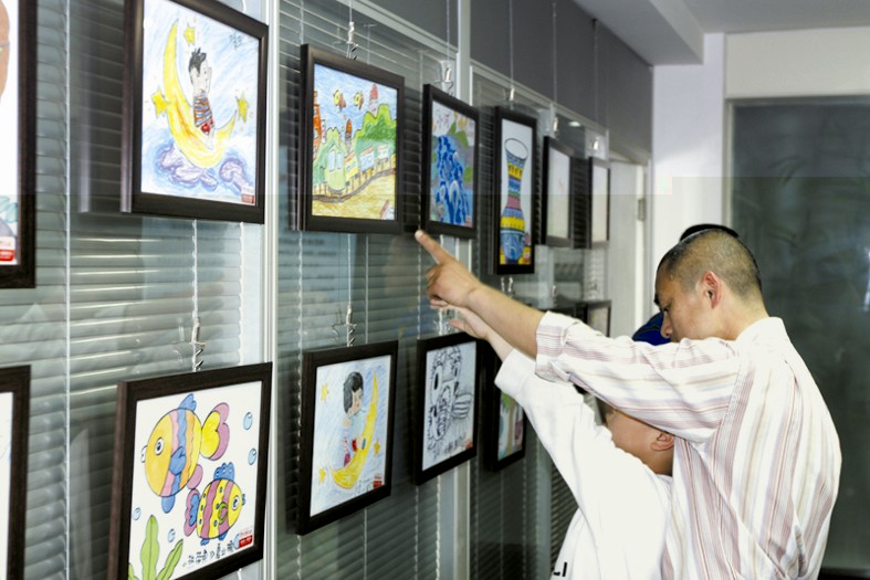 自闭症儿童办画展 竞拍筹善款四万元