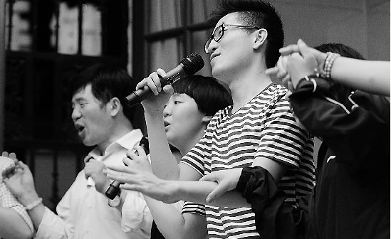 他们手拉手一起唱歌