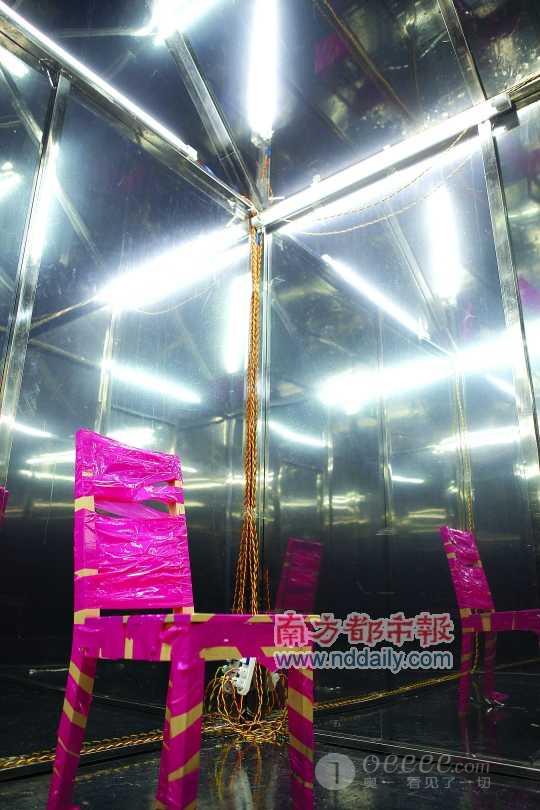 外面可以看到体验屋内的一切，从里面却看不到外面的世界