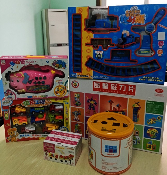 王琼为瑞曼小朋友捐赠玩具