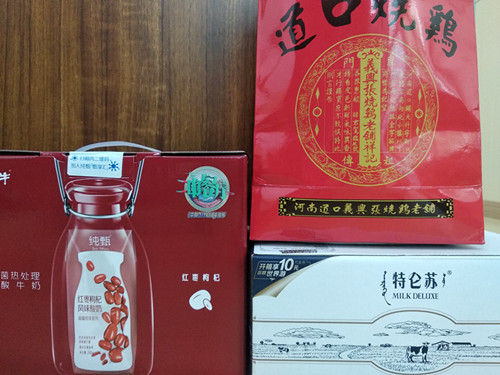 墨墨妈妈给瑞曼送来牛奶和烧鸡