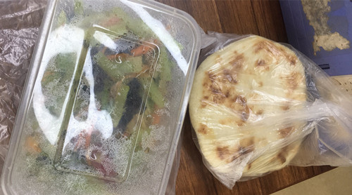 阳阳妈妈给瑞曼送来一份午饭