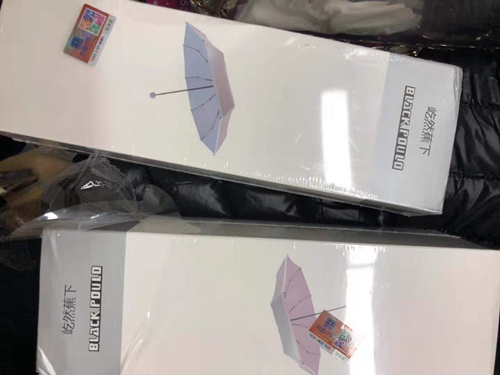 贝贝妈妈给瑞曼送来两把雨伞