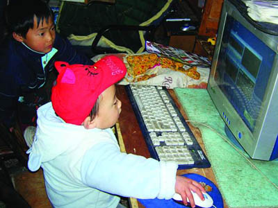 浏阳市北盛镇就有这么一个两岁零三个月的小朋友慕靖宇会玩电脑